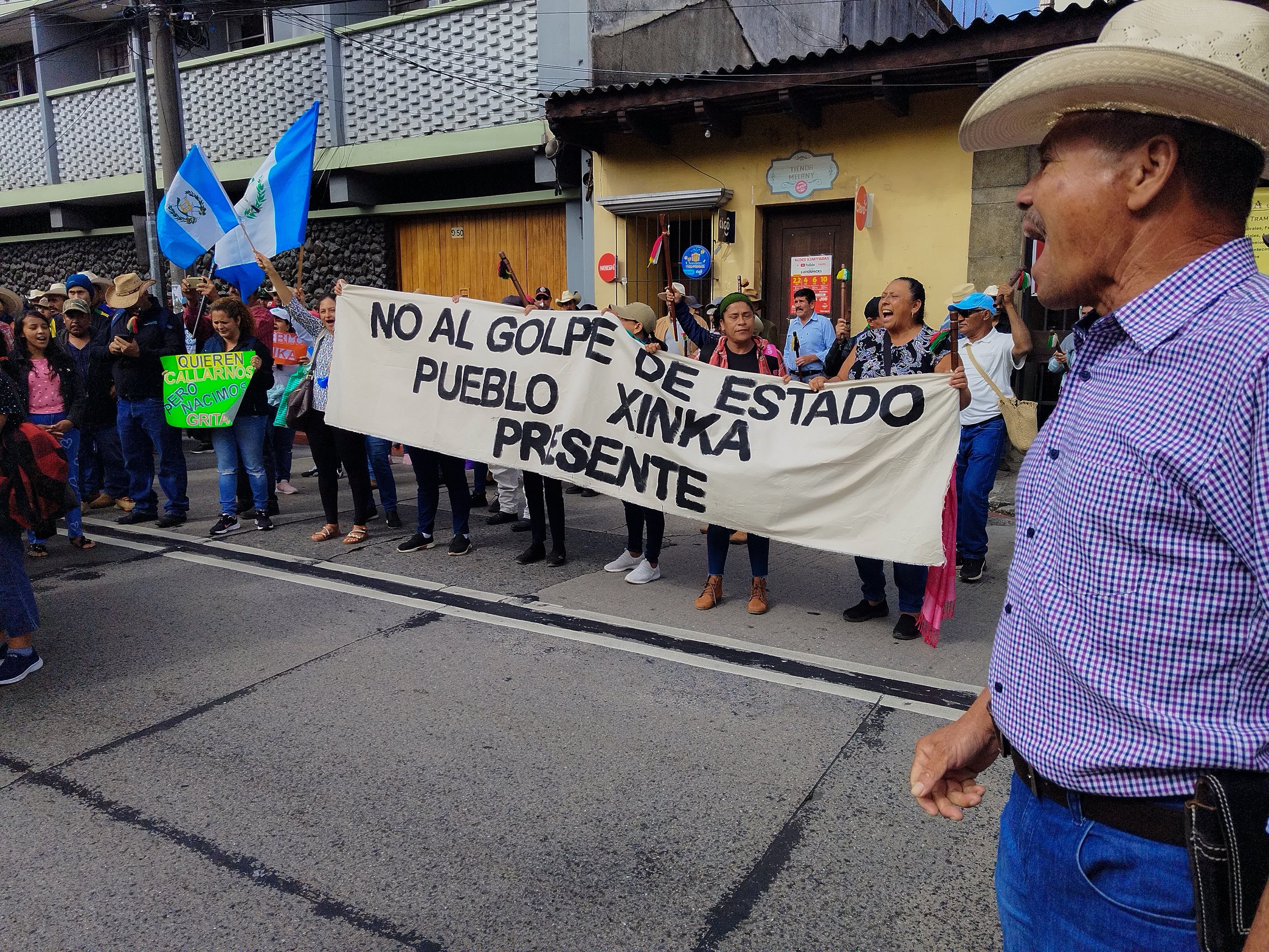  Noé Gómez durante la marcha del 20 de octubre del 2023 en la ciudad de Guatemala. Foto de Wellinton Osorio 