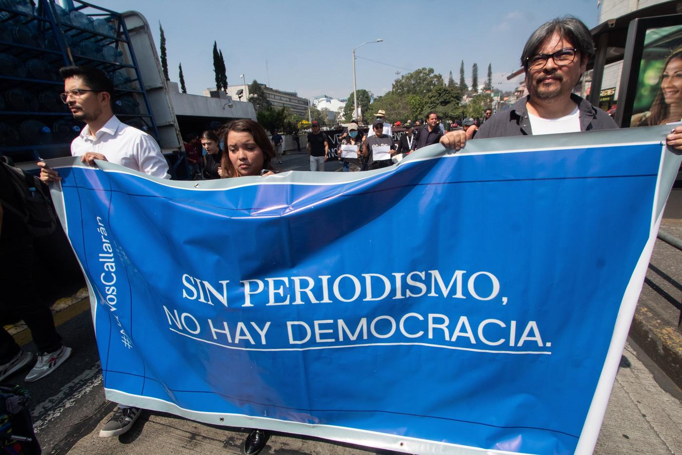 Periodistas de diferentes medios de comunicación se movilizaron frente al Palacio de Justicia para exigir el cese a la criminalización por parte del gobierno del expresidente Alejando Giammattei y pedir por la liberación del periodista Jose Rubén Zamora, quien actualmente goza de libertad condicional. Ciudad de Guatemala, 4 marzo de 2023. Foto de Juan Rosales 