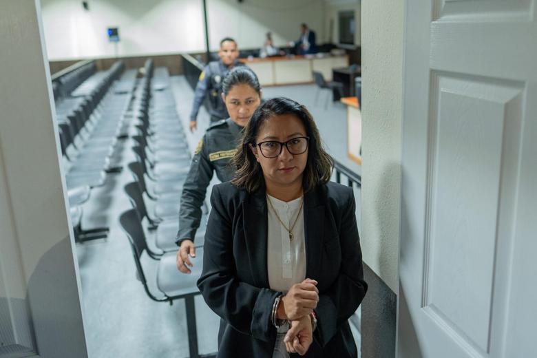 Ligia Hernández sale del Juzgado tras ser ligada a proceso. Foto de Emmanuel Andrés