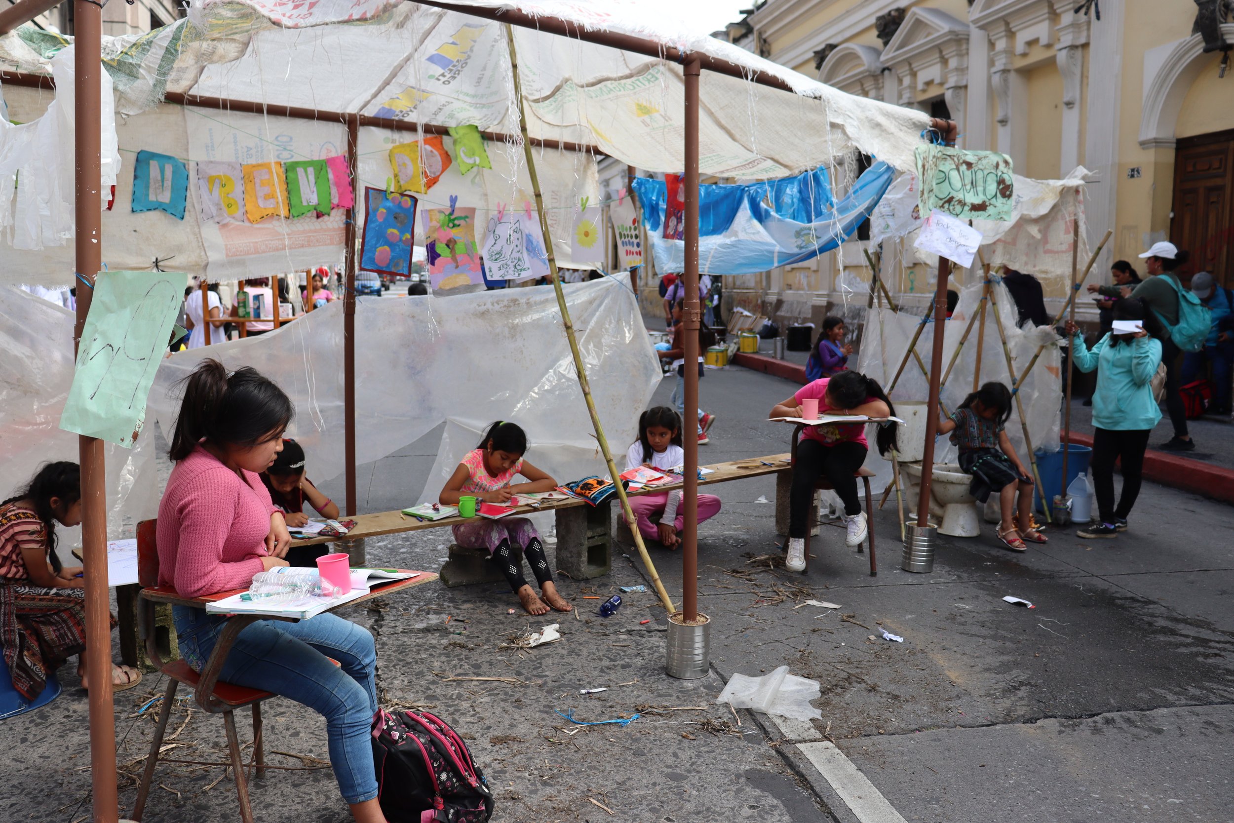  Niñas representan la realidad de muchas escuelas en el país. Crédito: Eslly Melgarejo 