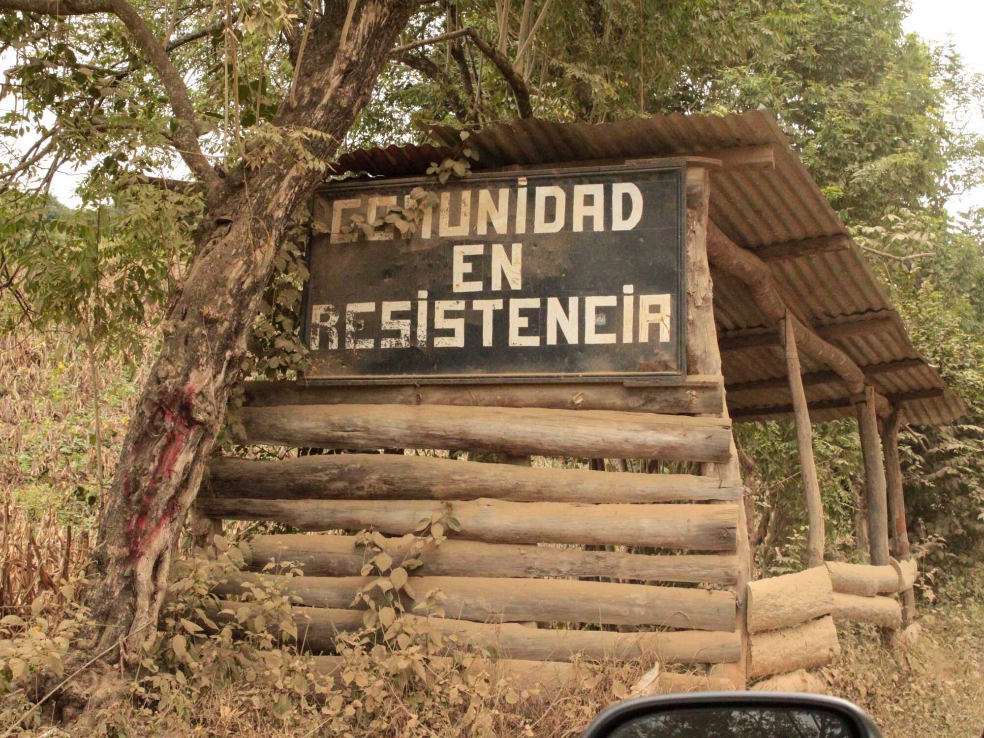  Cartel de “Comunidad en resistencia” colocado en el plantón de La Puya, símbolo de la unidad y determinación de las comunidades en defensa de su territorio. Foto de Derik Mazariegos 