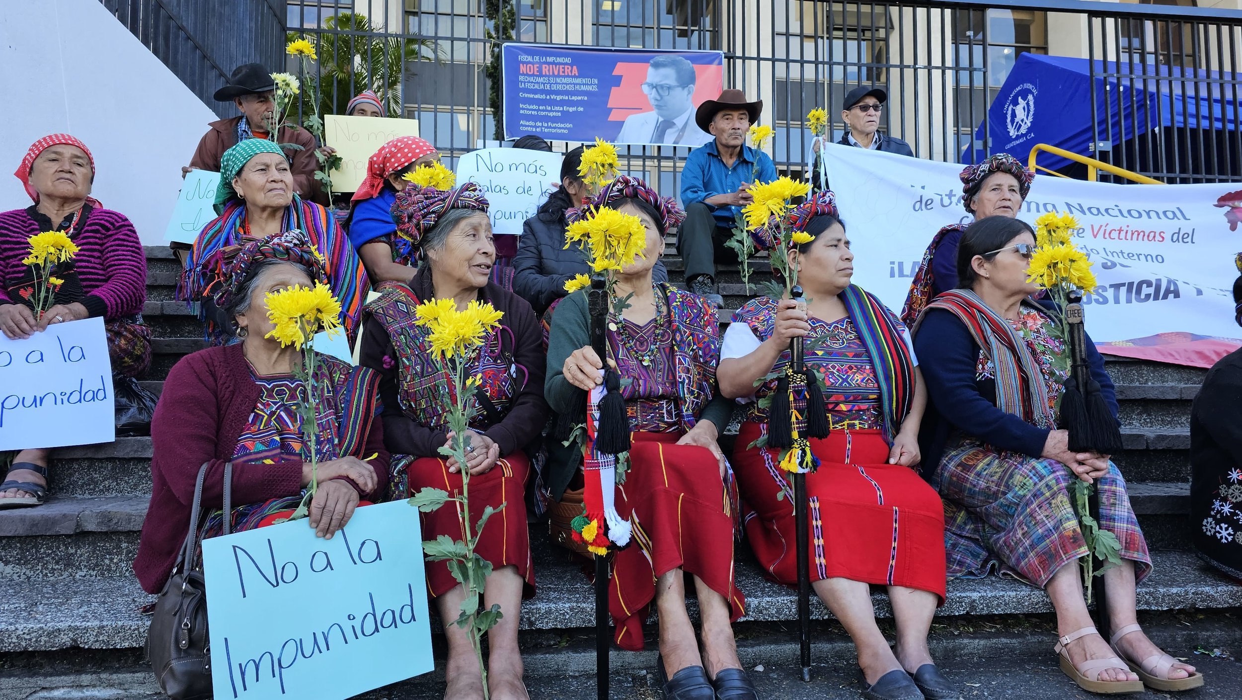  Mujeres ixiles sostienen un cartel con el mensaje “No a la impunidad”. Foto Regina Pérez 
