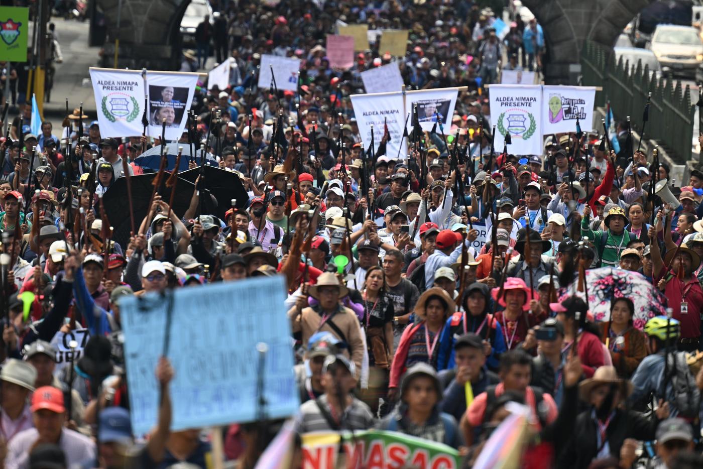  Autoridades indígenas participaron en una manifestación para exigir la renuncia de la fiscal general, Consuelo Porras y del fiscal de la FECI, Rafael Curruchiche, acusados de generar una crisis electoral que afectaba al presidente Bernardo Arévalo y al partido Movimiento Semilla. Ciudad de Guatemala, 18 de septiembre de 2023. Foto de Prensa Comunitaria 