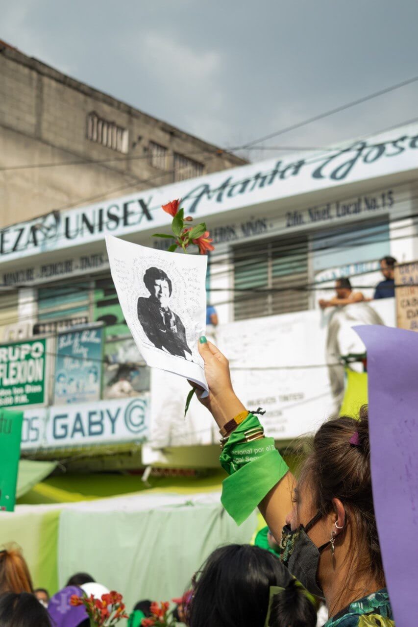  Una joven sostiene un cartel con el rostro de Gladys Bailey y la frase “mujeres a la rectoría”. Fotografía: Karen Lara 