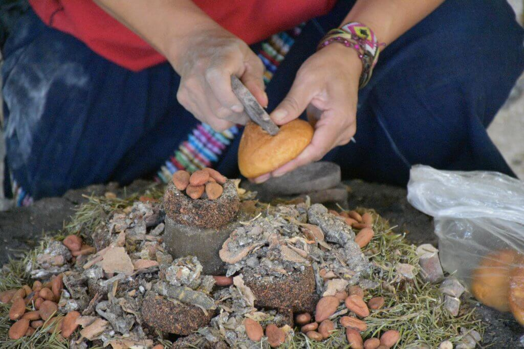  Mujeres preparan para hacer una ofrenda de agradecimiento. Foto: Andrea Rodríguez 