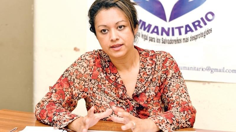  Ingrid Escobar, directora del SJH, acosada por la policía de Bukele. 