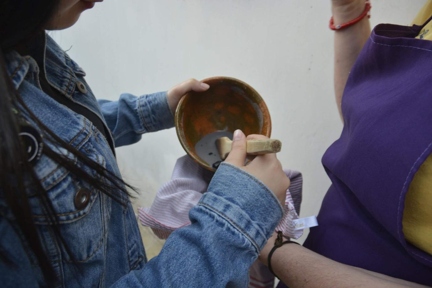  En colectivo se cocinaron los platillos. Un grupo se encargó del atol de ceniza. Foto: María España. 