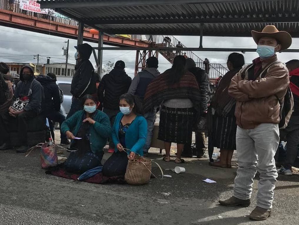  Mujer se peina el cabello mientras las autoridades indígenas de Sololá exigen el cese a la impunidad. Foto: Paolina Albani. 