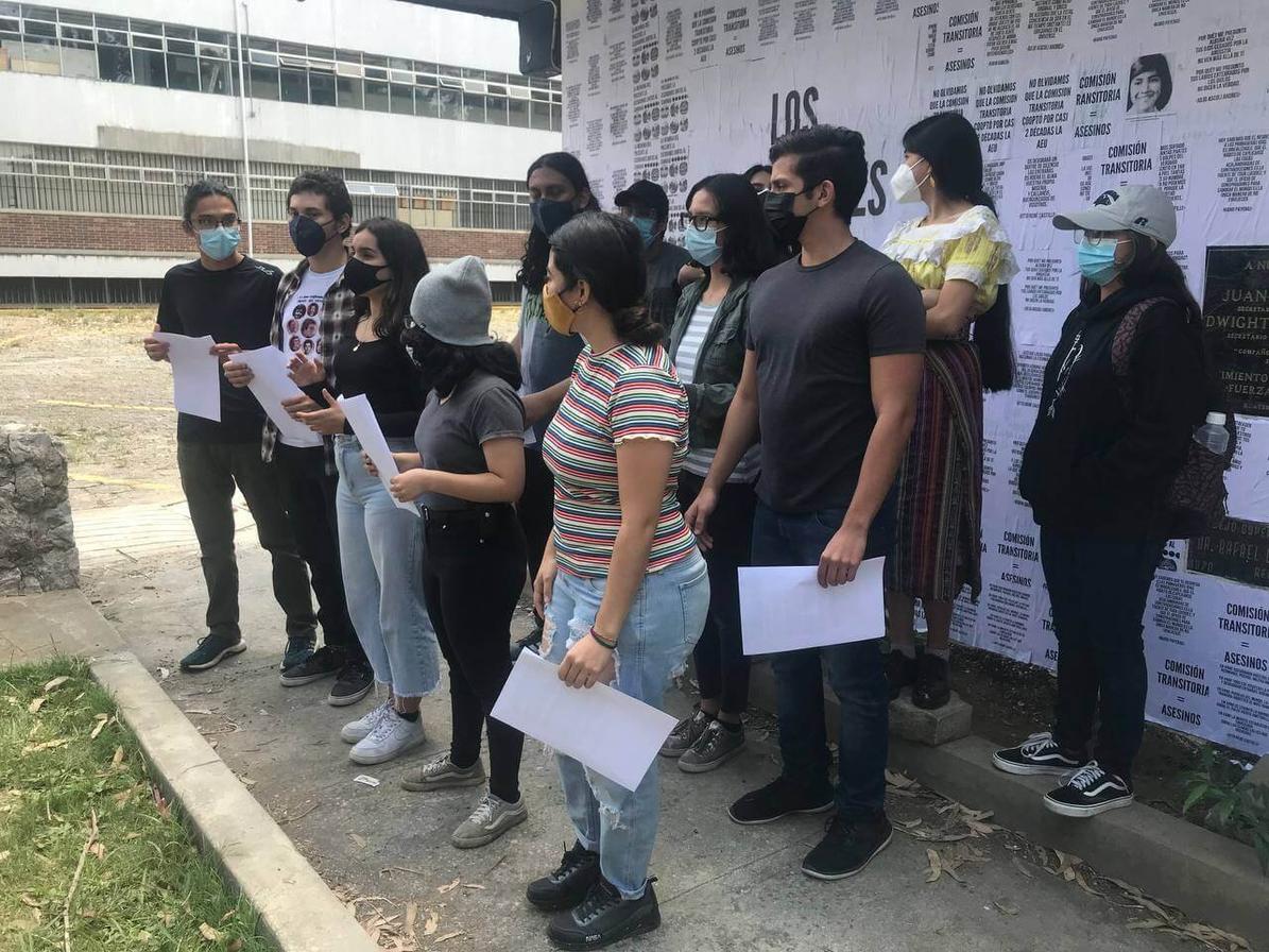 Fotografía: Andrea Rodríguez Con un empapelado en la fachada de la sede de la Asociación de Estudiantes Universitarios (AEU), Oliverio Castañeda de León, como acción simbólica de recuperación del espacio físico, los integrantes de dicha Asociación defendieron este lunes la decisión tomada de borrar un dibujo de la figura del líder estudiantil asesinado el 20 de octubre de 1978, señalando que este fue pintado por la Comisión Transitoria, conformada por personas con antecedentes criminales. La medida de la AEU generó diversas críticas en su contra en redes sociales, por lo que en una rueda de prensa los integrantes de la Asociación defendieron la decisión de borrar dicho mural, realizado por la Comisión Transitoria que cooptó dicha Asociación por casi dos décadas.