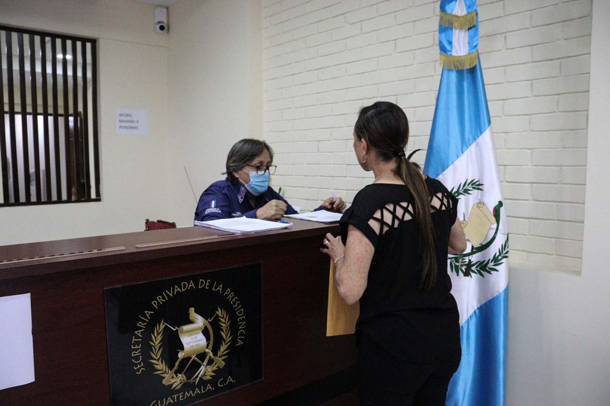  Entregan carta en la Secretaría de la Presidencia para la reinstalación de primera bailarina del Ballet de Guatemala. Foto Eslly Melgarejo 