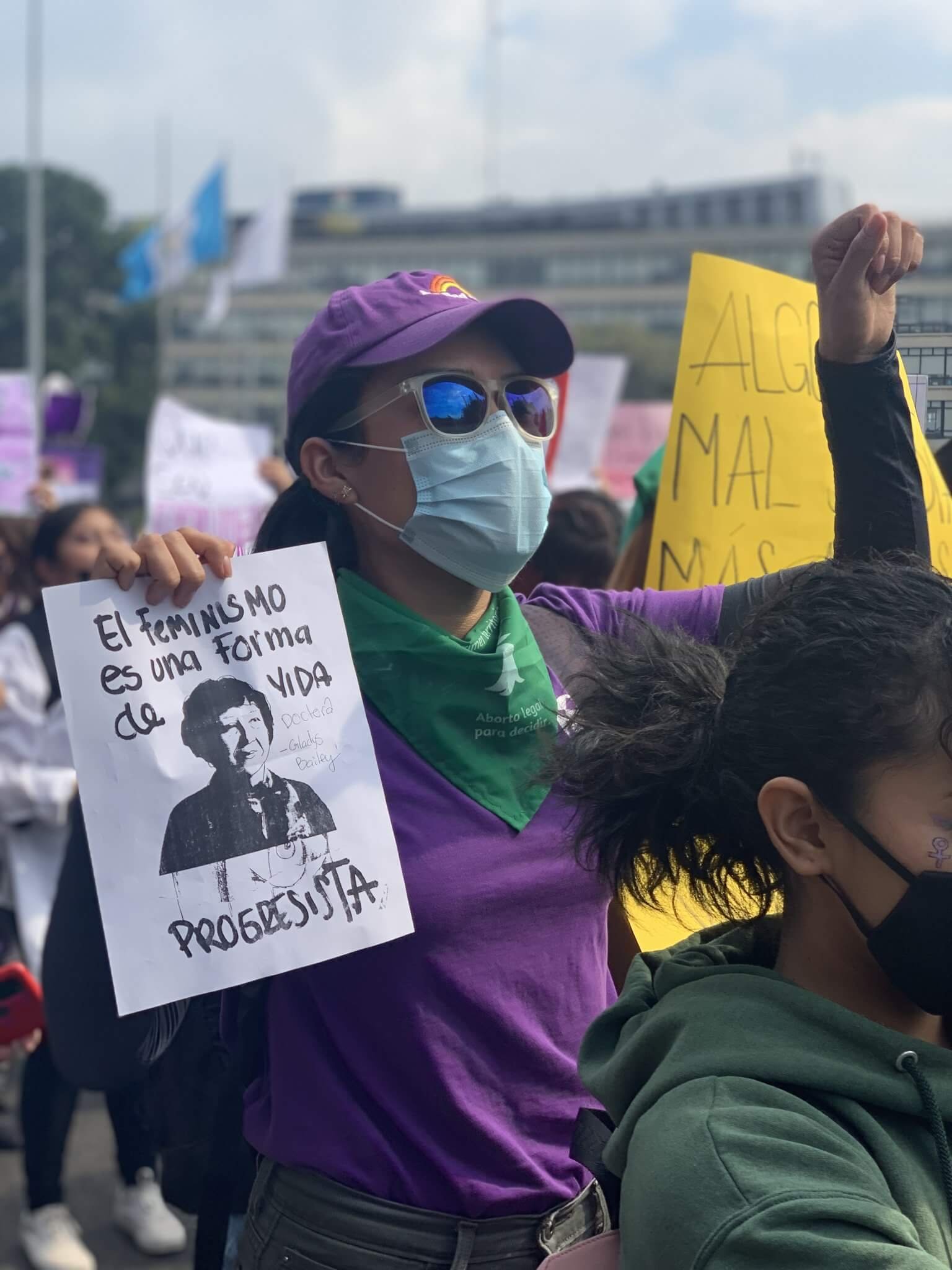  Una joven sostiene un cartel con la foto de Gladys Bailey y la frase “el feminismo es una forma de vida progresista”. Foto: Andrea Rodríguez 