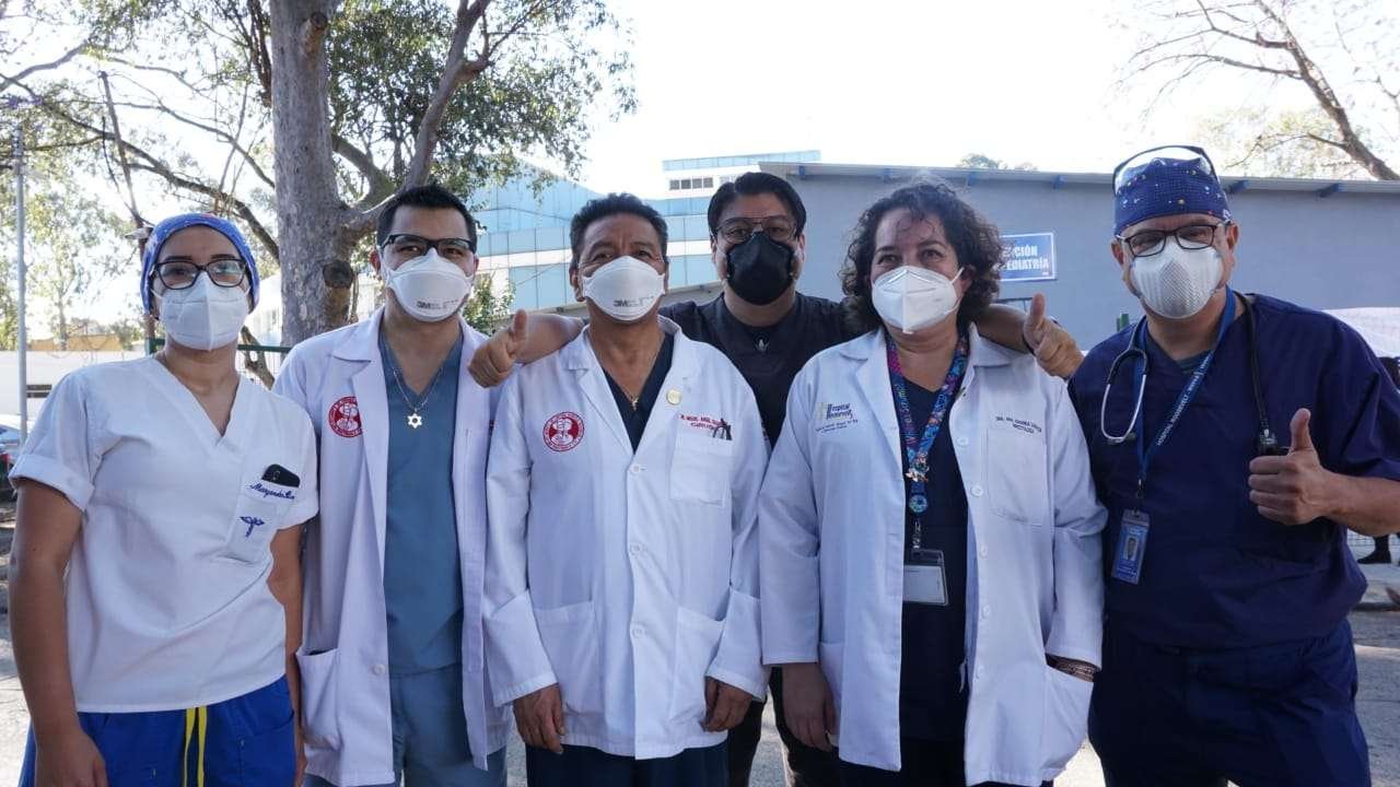  Samayoa, quien se enfermó de Covid en julio de 2020, resalta el apoyo que recibió de su equipo. Foto cortesía Hospital Roosevelt 