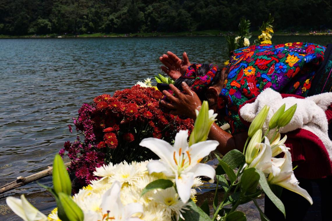 public/gkojh4qr4fpt6obk4f2oj3pi9fmg/Portada.-Una-mujer-maya-Mam-participa-en-el-ritual-para-pedir-por-la-lluvia-en-la-laguna-de-Chicabal.-Foto-de-Santiago-Boton-e1748749809396.jpg