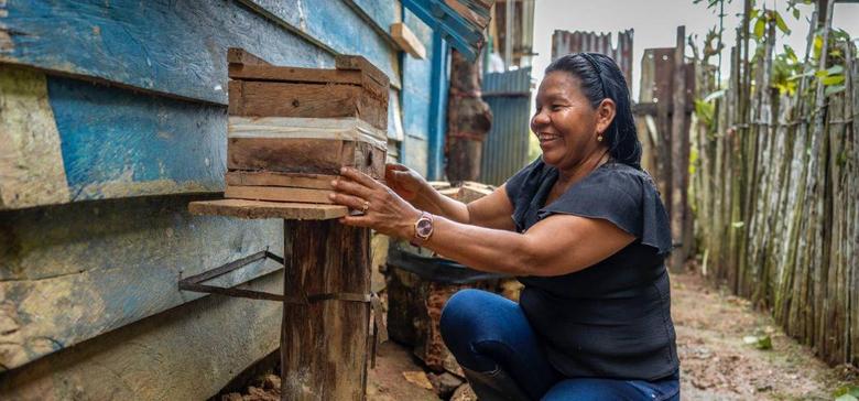 Mélida Álvarez, lideresa indígena bora, comenzó a interesarse por las abejas al ver la dificultad que enfrentaban muchas familias para conseguir miel como alimento y medicina.