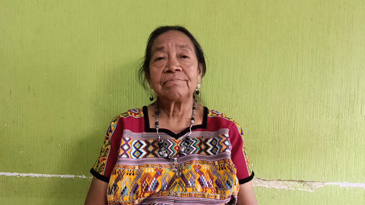 Retrato de Nan Rosalina Tuyuc parada de frente.