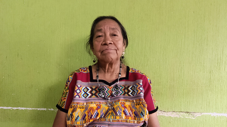 Retrato de Nan Rosalina Tuyuc parada de frente.