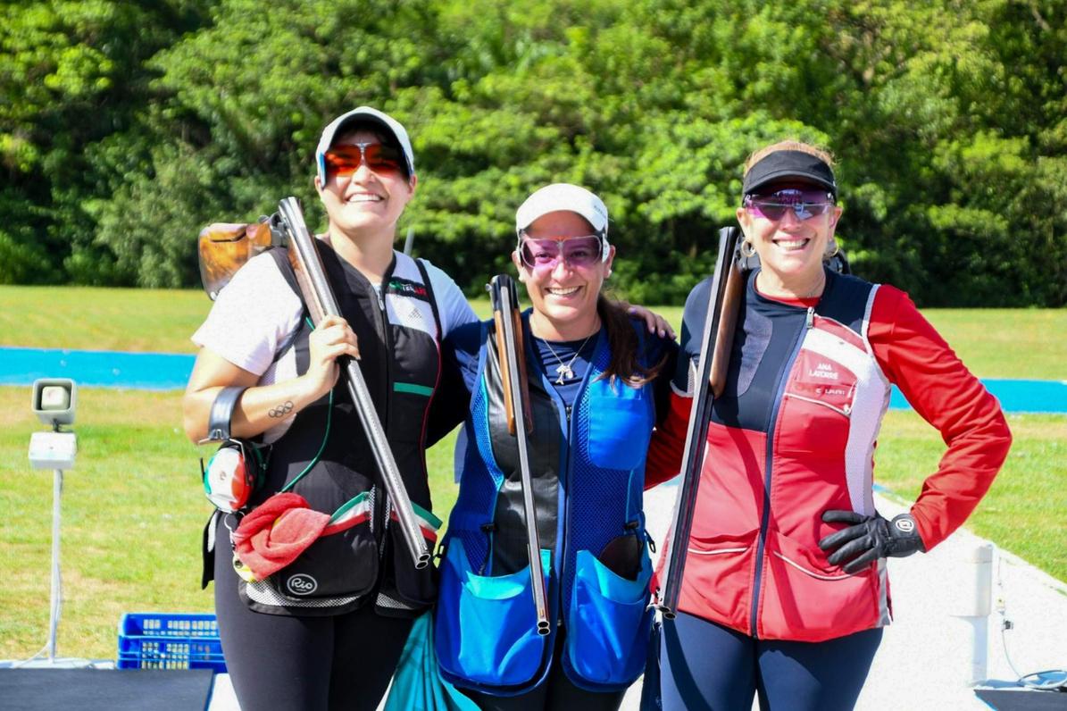 Adriana Ruano al centro con la victoria en la final ante sus rivales.