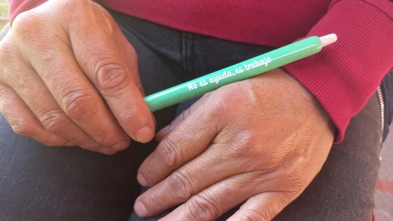 Manos de mujer sosteniendo un lapicero.