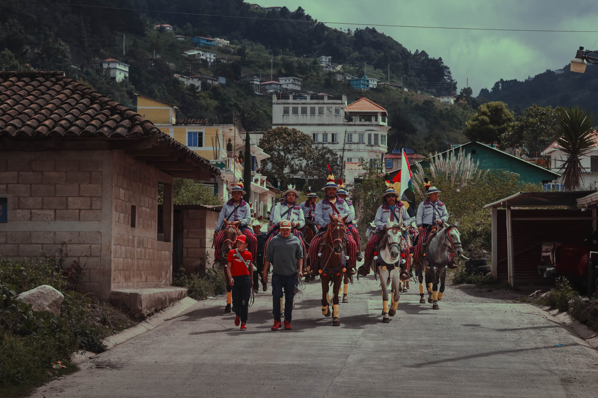 Los jinetes llegan al centro de Todos Santos Cuchumatán y son recibidos por el alcalde municipal. Foto de Alex PV