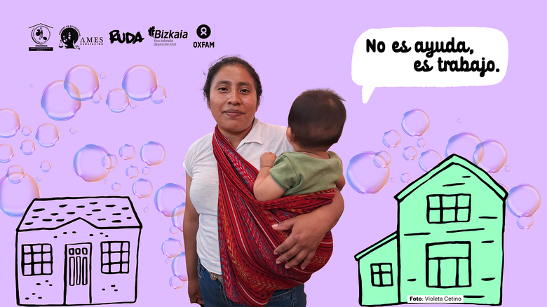 Mujer carga en un rebozo a su hijo, quien está bajo su cuidado.