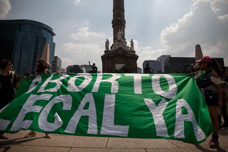 Una manta verde que dice Aborto Legal Ya